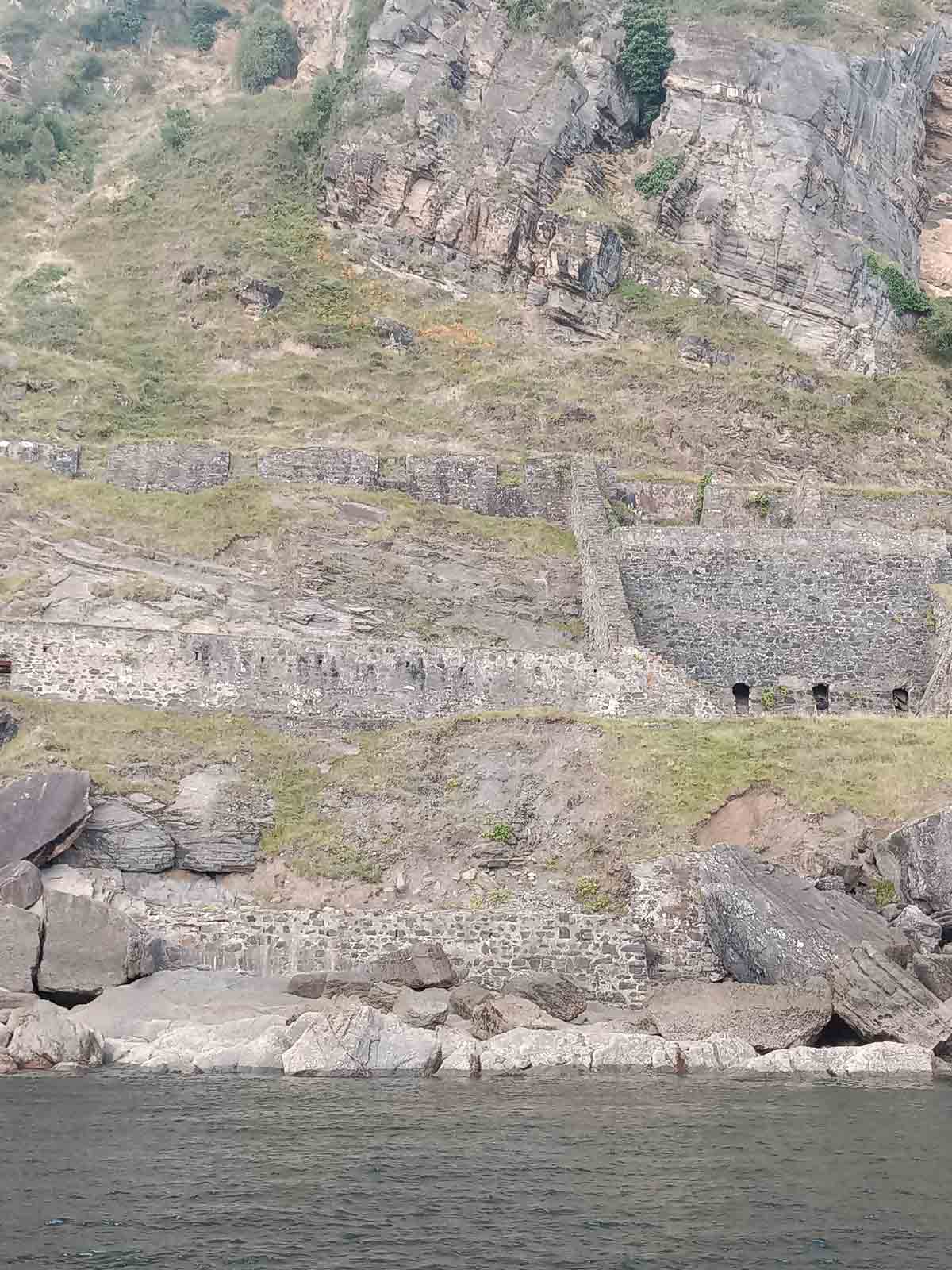 Restos del antiguo cargadero de mineral en Saltacaballos