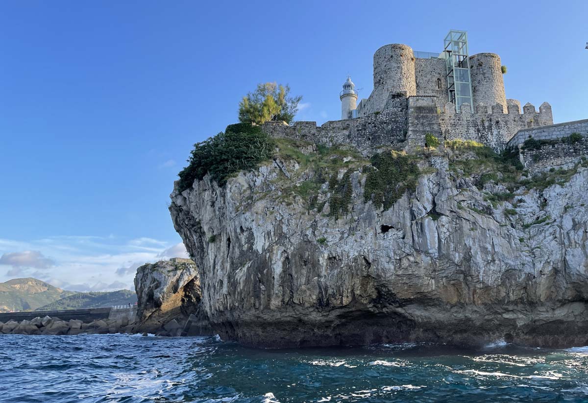 Vista del castillo de Castro Urdiales desde el mar